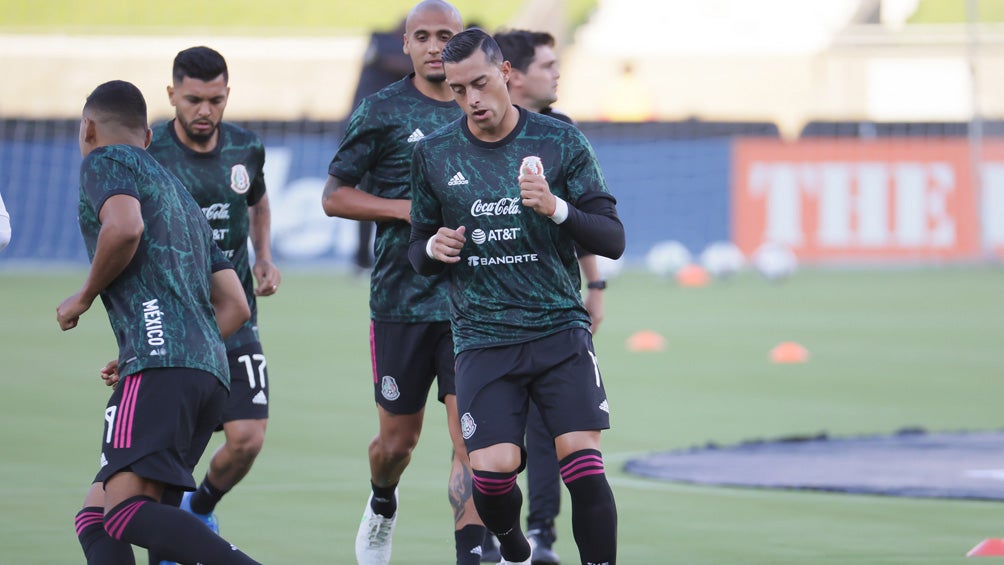 Rogelio Funes Mori en calentamiento con el Tri 