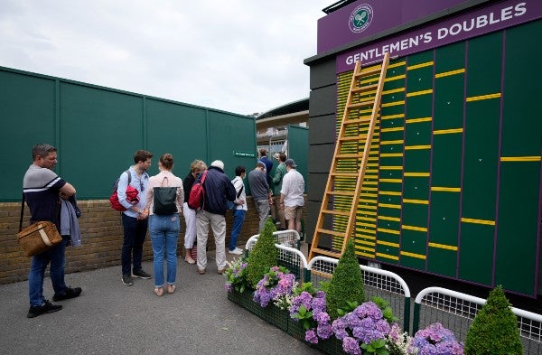 Público espera acceso a una cancha del complejo de Wimbledon