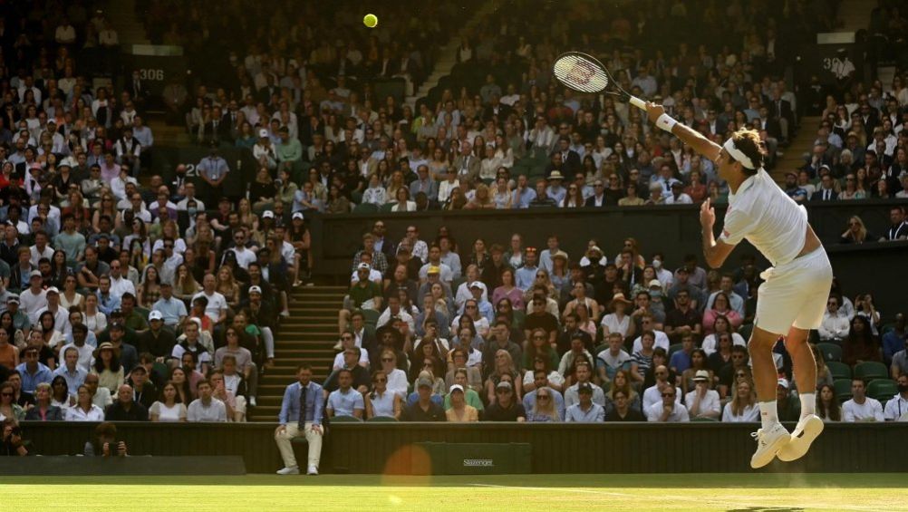 Roger Federer en acción en Wimbledon