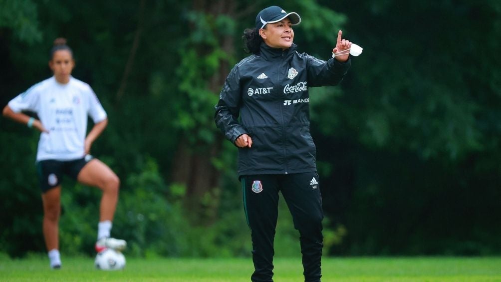 Mónica Vergara en una práctica con el Tri Femenil