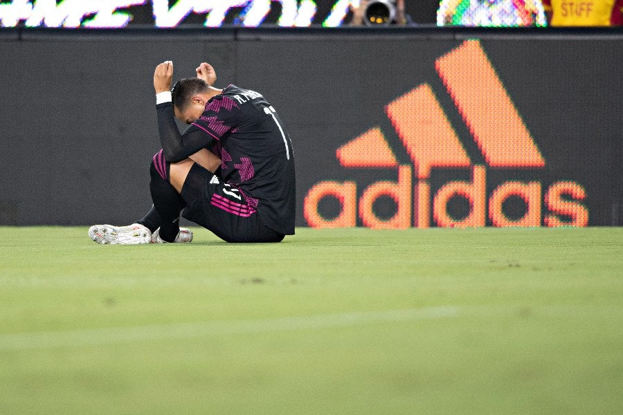 Funes Mori celebrando su primer gol con el Tri