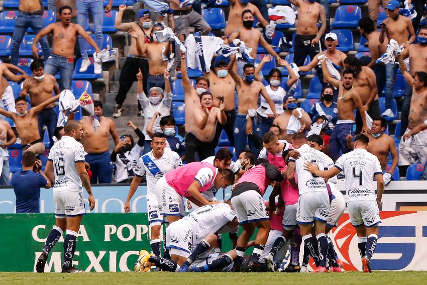 Jugadores del Puebla festejando un gol