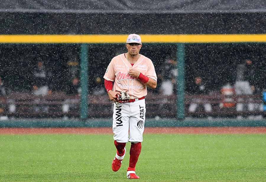 La lluvia detuvo el juego por 44 minutos