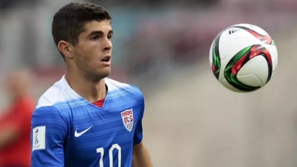 Video: Christian Pulisic cayó de un bote al mar al dominar un balón