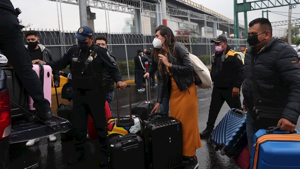 Piden a viajeros mexicanos tomar medidas ante variantes