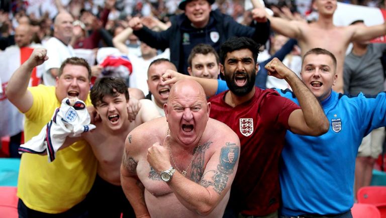 Aficionados ingleses apoyando a su selección