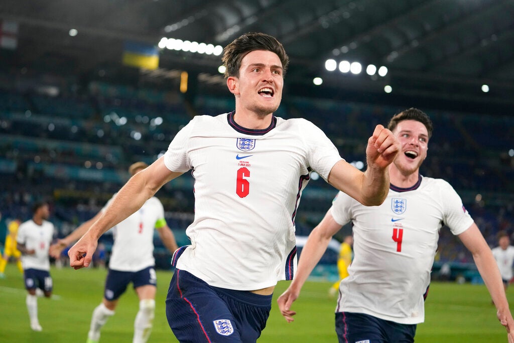 Harry Maguire anota un gol en el encuentro ante Ucrania