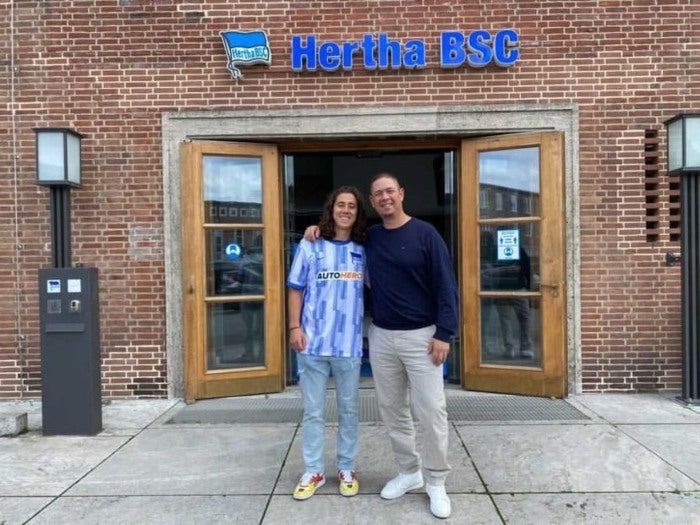 Joel Bustamante con la playera del Hertha de Berlín