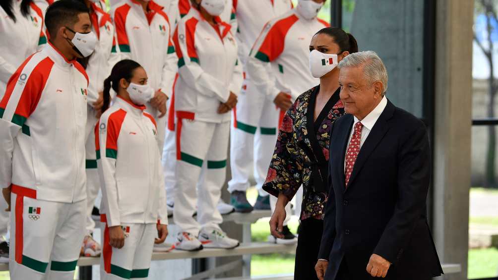 AMLO con delegación mexicana