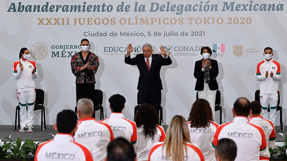 Andrés Manuel López Obrador y Ana Gabriela Guevara con los atletas mexicanos