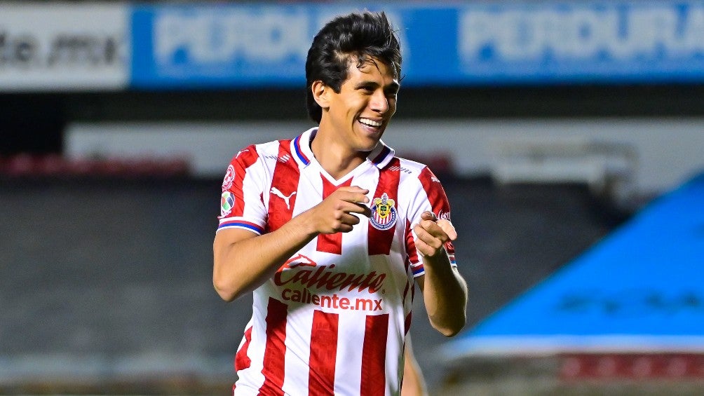 JJ Macías celebrando un gol con Chivas