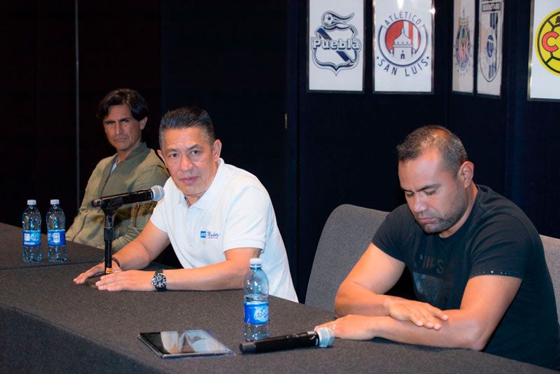 El técnico en conferencia de prensa