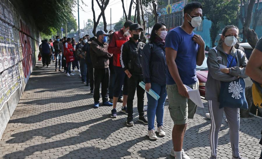 Fila para vacunación en Ciudad de México