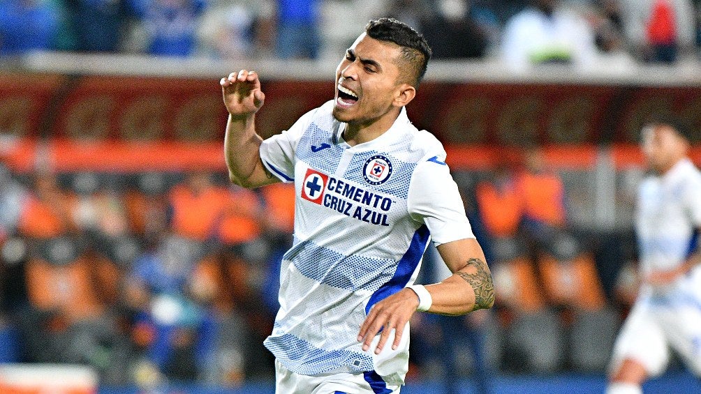 Orbelín Pineda durante un partido con Cruz Azul