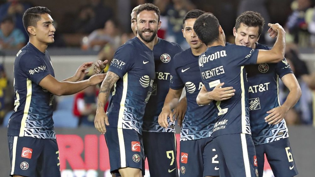 Jugadores del América festejando un gol a favor