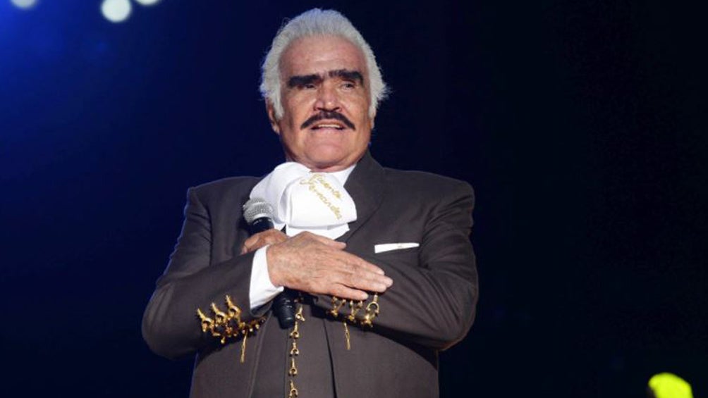 Vicente Fernández interpretando una melodía