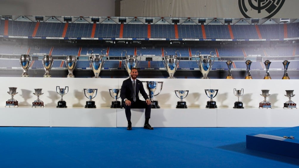 Sergio Ramos junto a los trofeos ganados con el Real Madrid