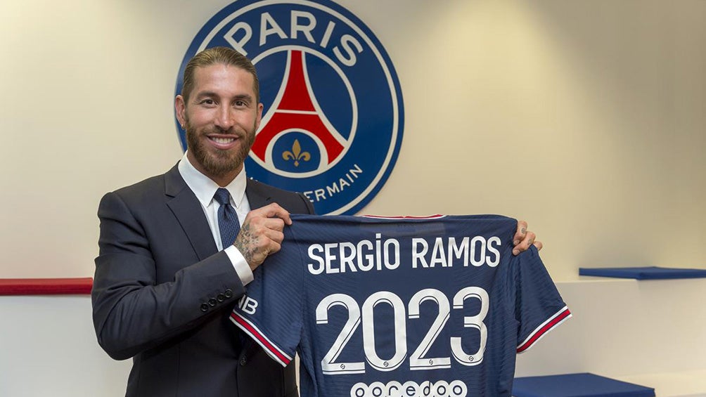 Sergio Ramos posa con la camiseta del PSG 