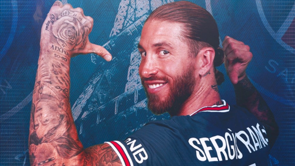 Sergio Ramos posa con la playera del PSG