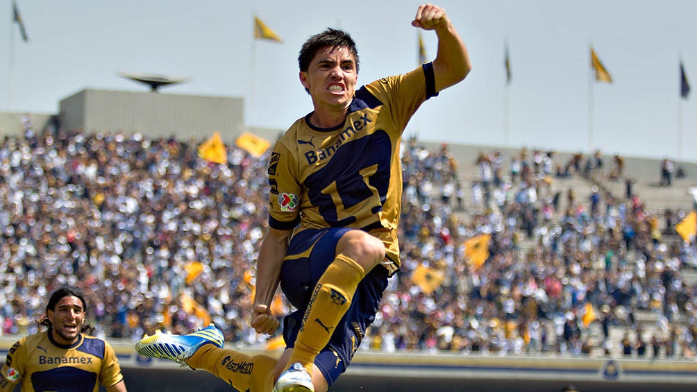 Efraín Velarde festeja un gol con Pumas 