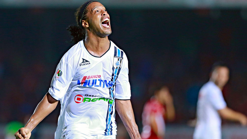 Dinho festeja un gol con Gallos