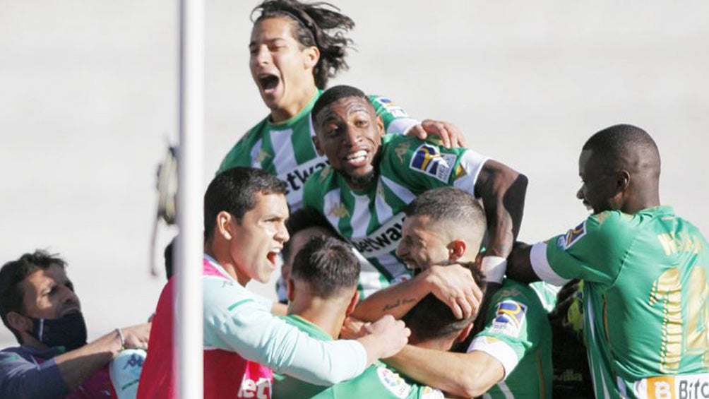 Jugadores del Betis celebran la victoria 