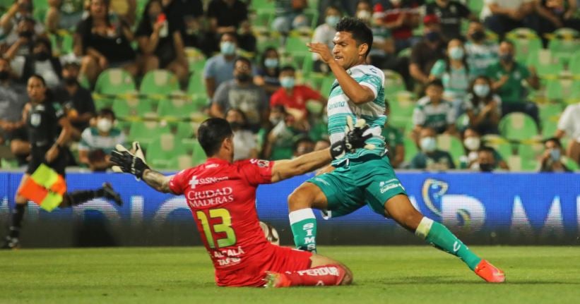 Gil Alcalá en acción contra Santos