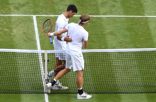 Djokovic y Shapovalov tras el juego