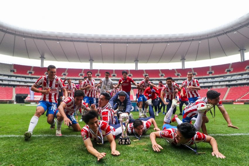 Jugadores de Chivas Sub 20 festejando un campeonato