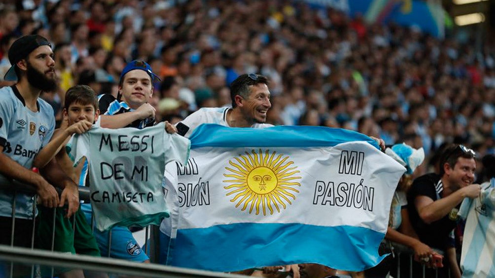 Afición de Argentina en las gradas de un inmueble