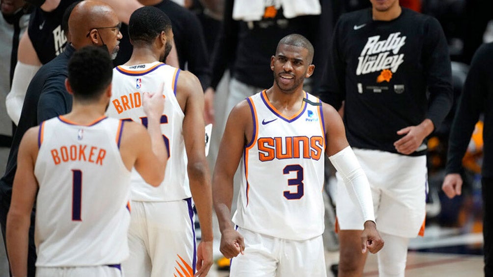 El base de los Suns celebra con sus compañeros