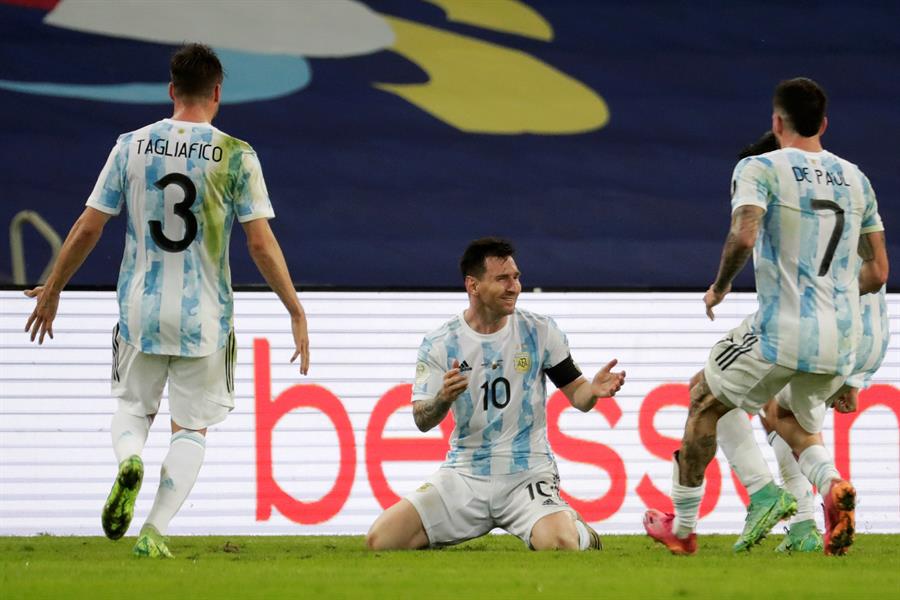 Lionel Messi celebrando con sus compañeros