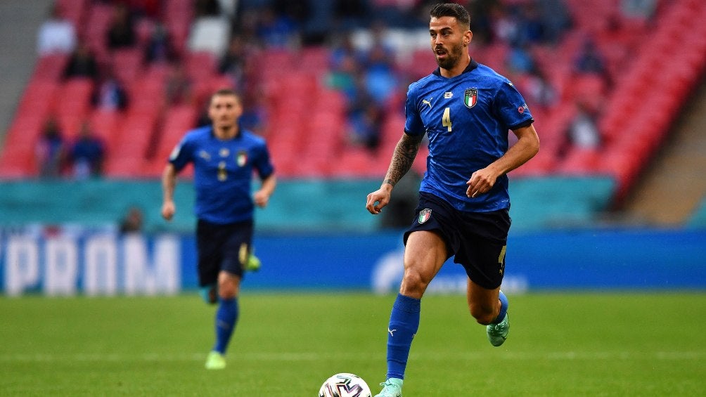 Leonardo Spinazzola en acción con Italia