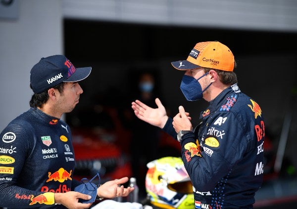 Sergio 'Checo' Pérez y Max Verstappen en charla