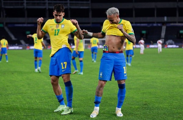 Lucas Paquetá y Neymar celebran