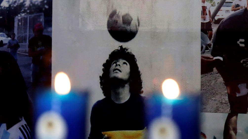 El retrato del 'Pibe de Oro' en un altar acompañado por velas