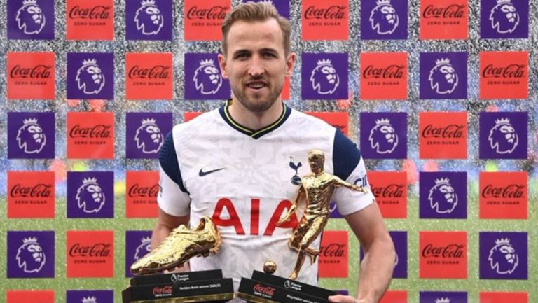 Harry Kane posa con la Bota de Oro 