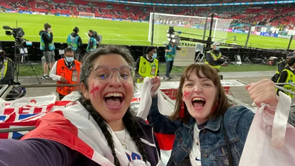 Nina y su amiga en la Semifinal entre Inglaterra y Dinamarca