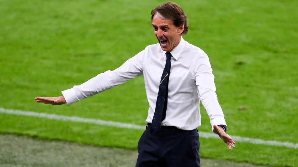 Roberto Mancini festeja un gol de Italia en la Euro