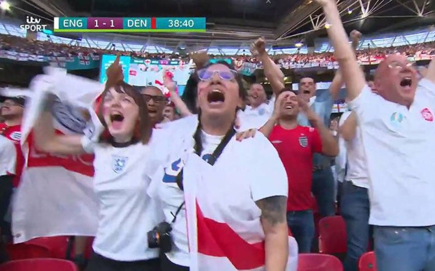 Nina y su amiga en la Semifinal entre Inglaterra y Dinamarca