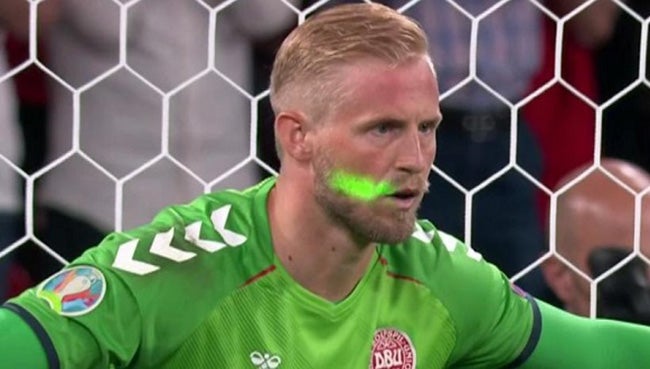 Kasper Schmeichel con el láser en la cara 