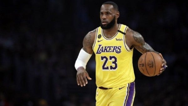 LeBron James en un partido con los Lakers