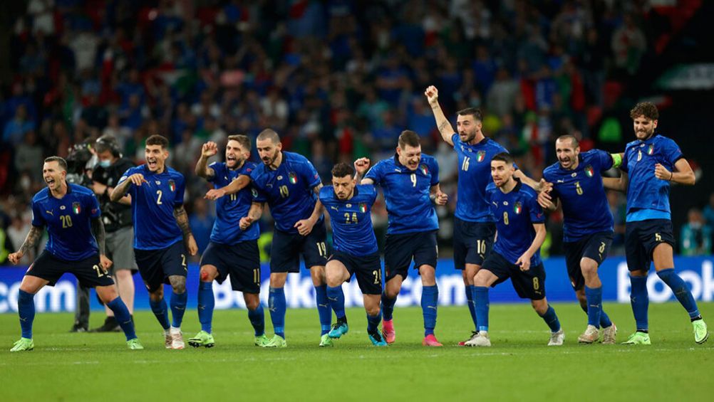 Jugadores de Italia corren tras la parada final de Donnarumma