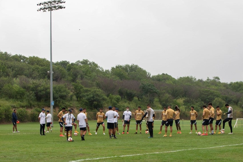 Jugadores de Pumas en un entrenamiento