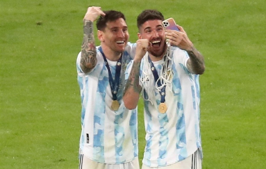 De Paul celebra con Lionel Messi tras ganar la Copa América