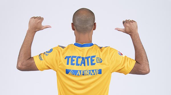 Guido Pizarro con la playera de Tigres