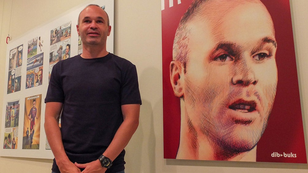 Andrés Iniesta durante una exposición 