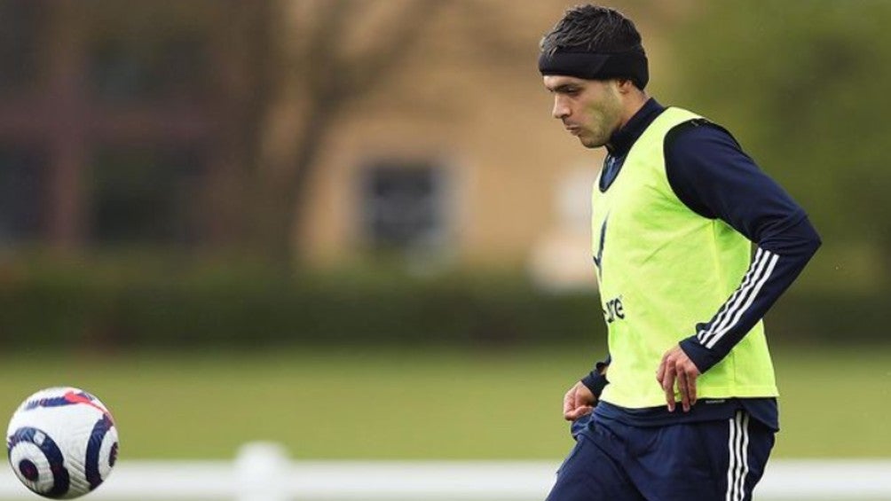 Raúl Jiménez durante un entrenamiento con Wolves