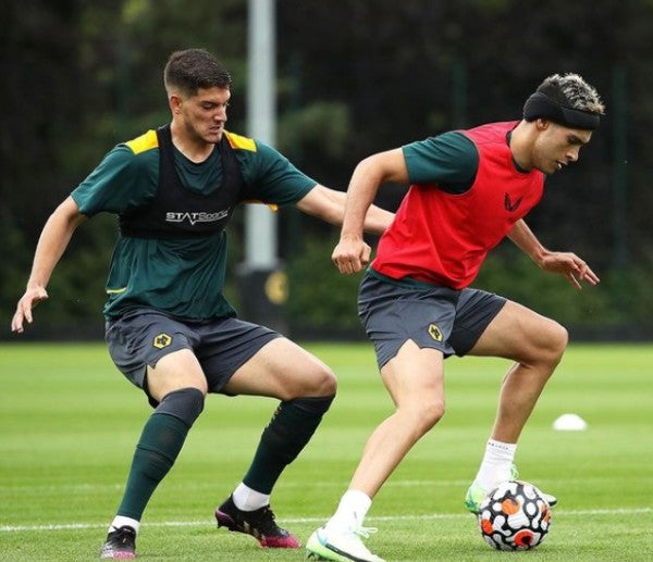 Raúl Jiménez durante un entrenamiento con Wolves