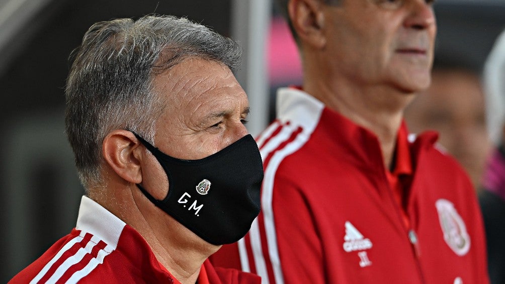 Gerardo Martino durante un partido con México